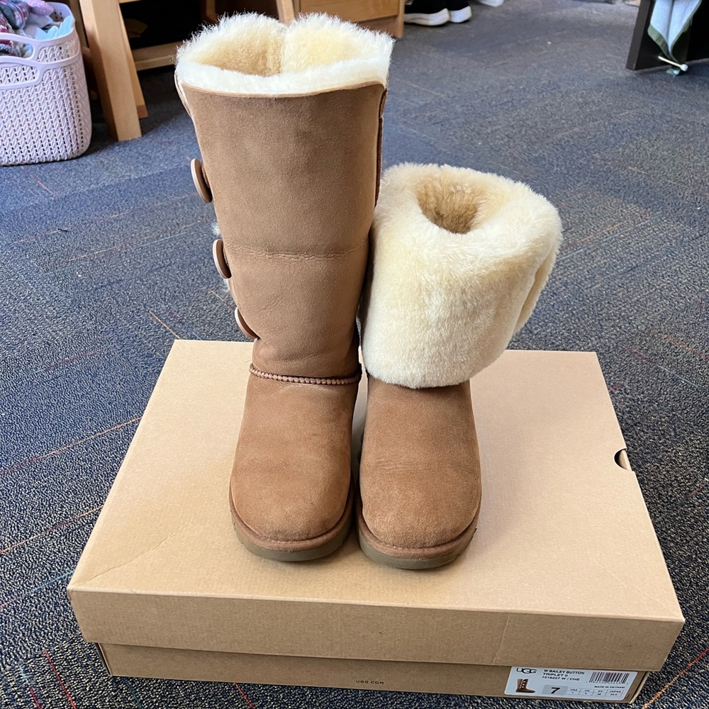 Ugg Bailey Button Size 7